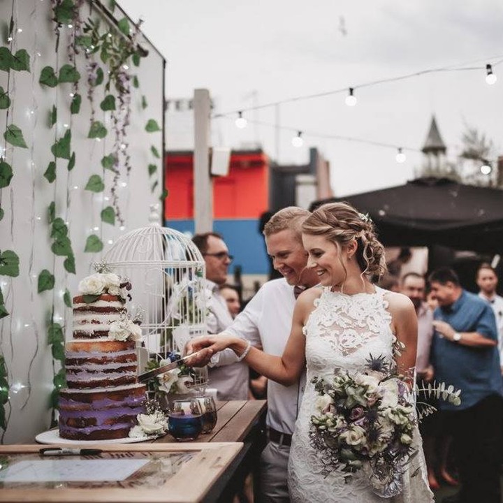 A couple is cutting the wedding cake at Mercetta