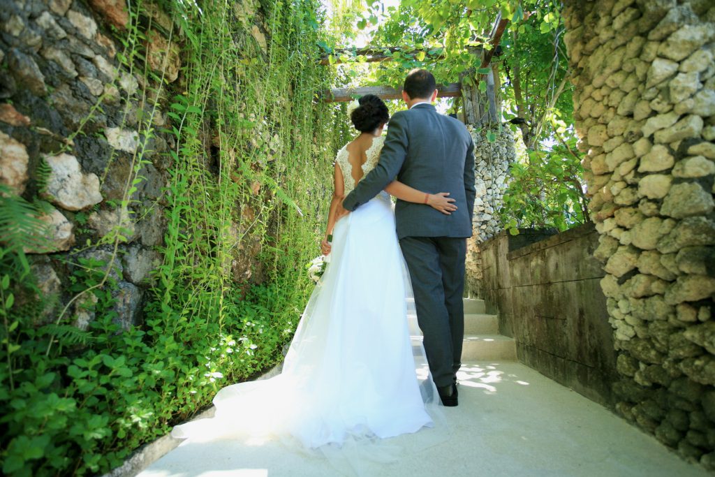 Intimate Clifftop wedding in Bali: Citra and Jerome - Parties2Weddings